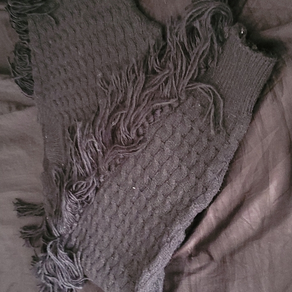 Black fringe sweater - Picture 2 of 3